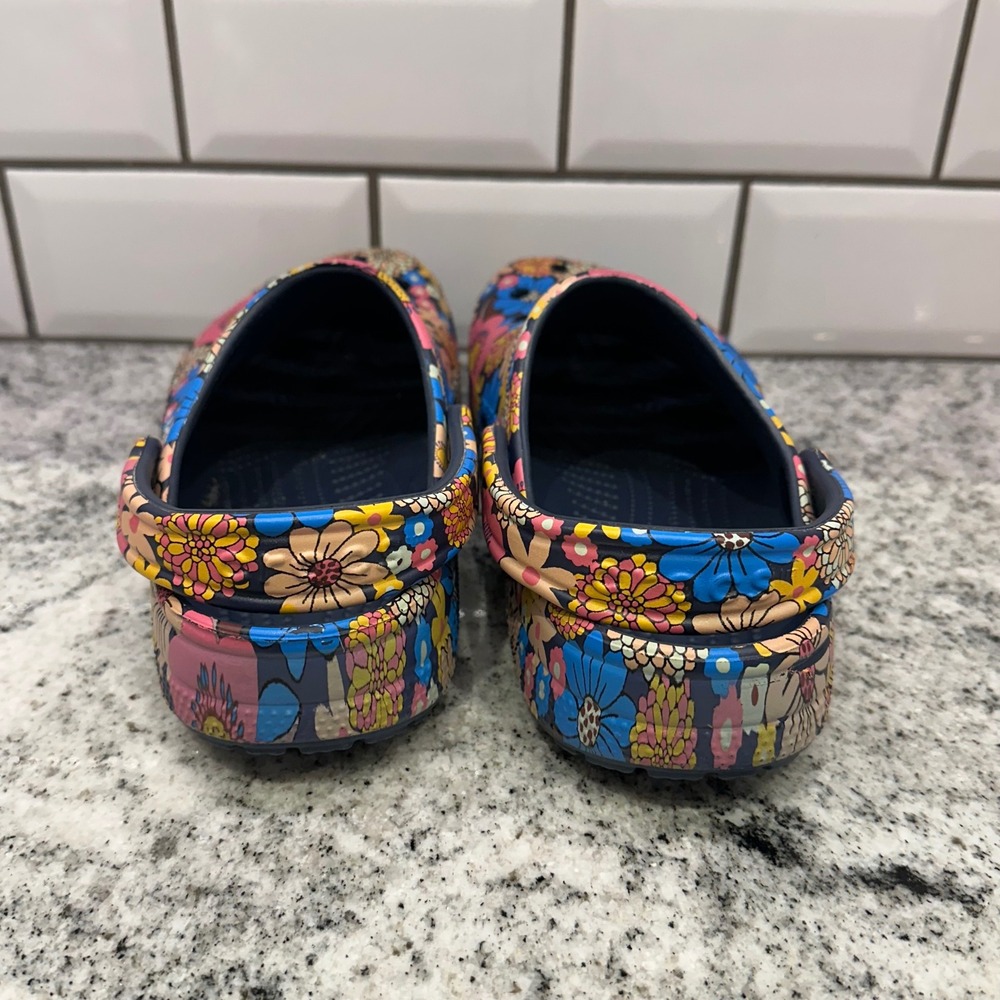 Crocs Women 7 Classic Clogs Navy Blue Pink Yellow Floral Print Boho Retro Summer - Picture 4 of 8